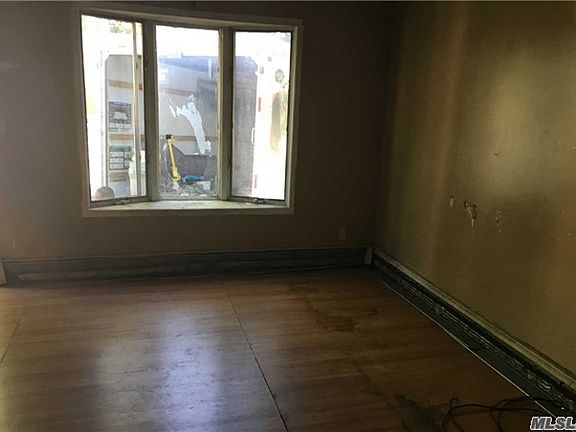 2nd image of 4 Saint Andrews Dr