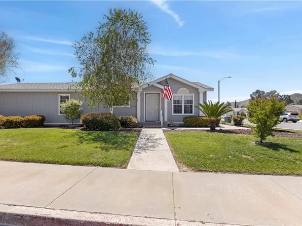 1562 Willow Leaf Dr, Hemet, CA 92545