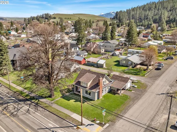 206 W 1st St, Wallowa, OR 97885