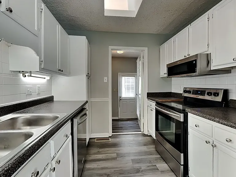 607 Oakview Rd — Photo 3