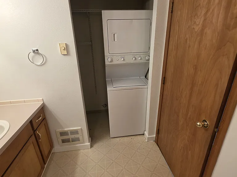 105 E 8th St #1 — Photo 9