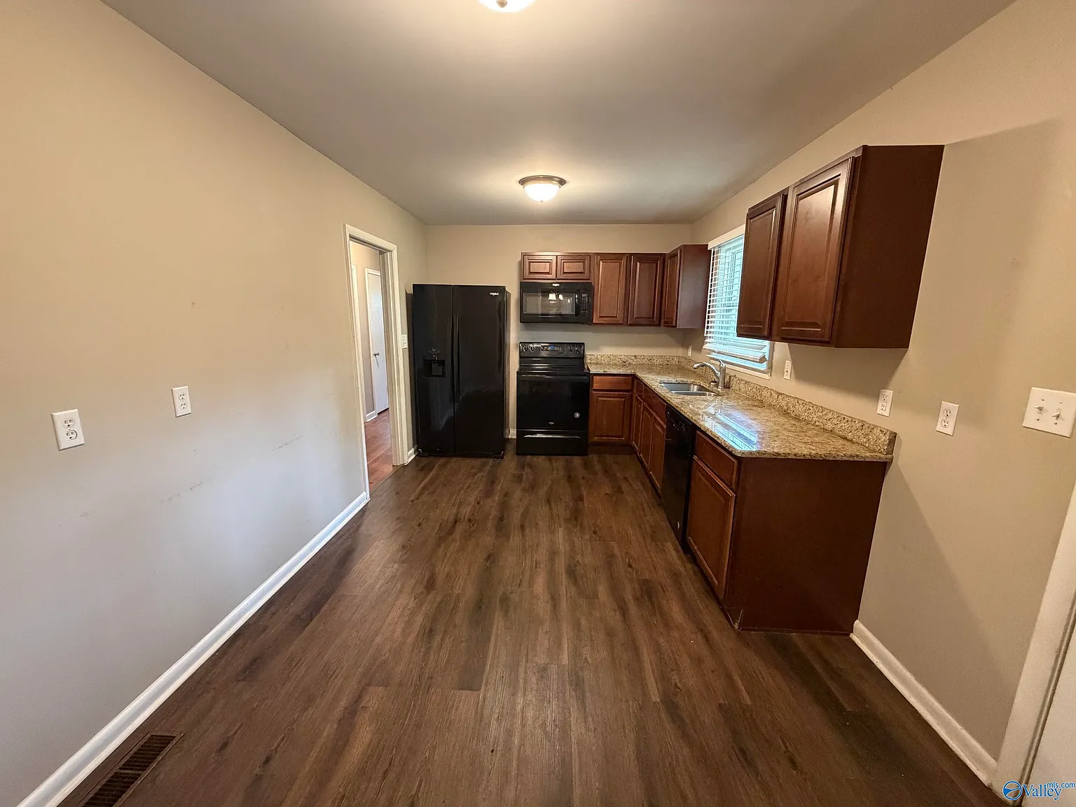 3 bed, 1.0 bath, 1497 sqft, $1,300 — Photo 4