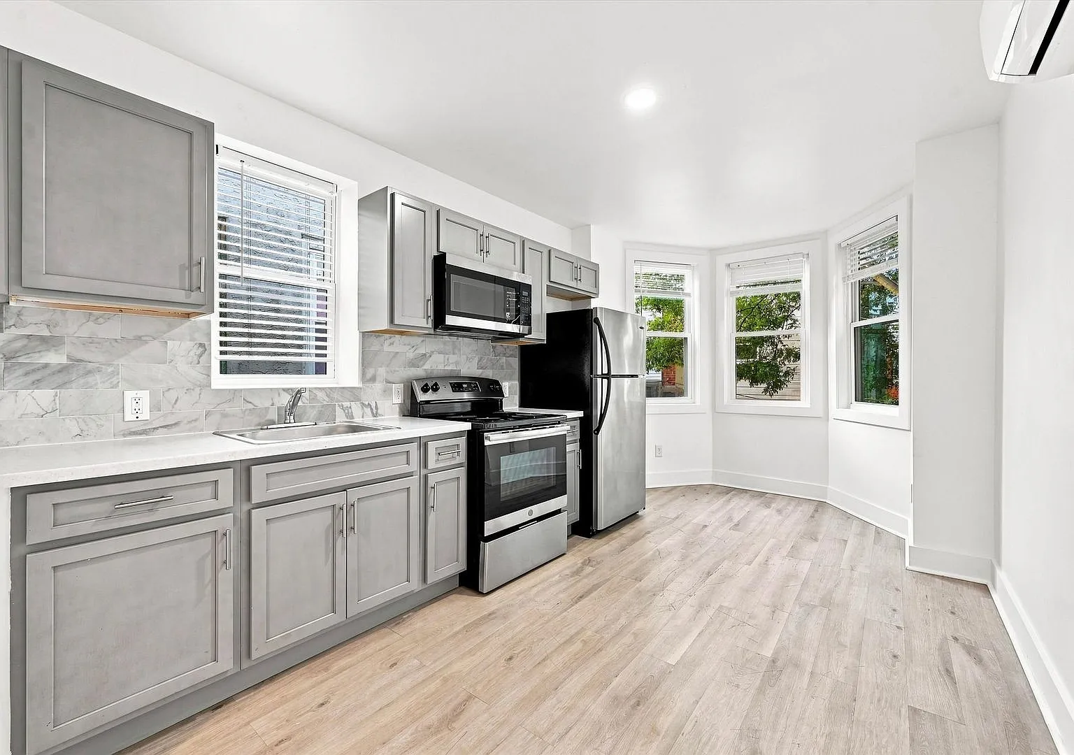 Updated Luxury 2 Bedroom, 3 Bathroom Home in Kensington! — Photo 3