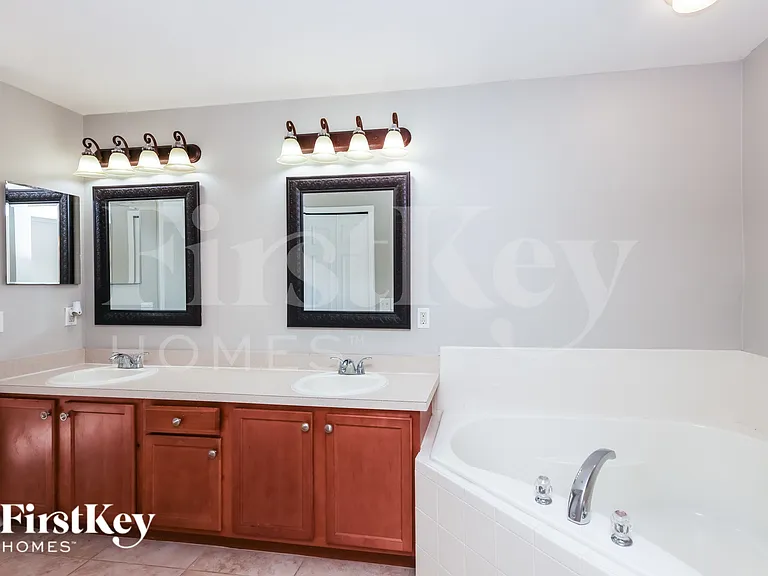 2719 NW 10th St — Photo 10