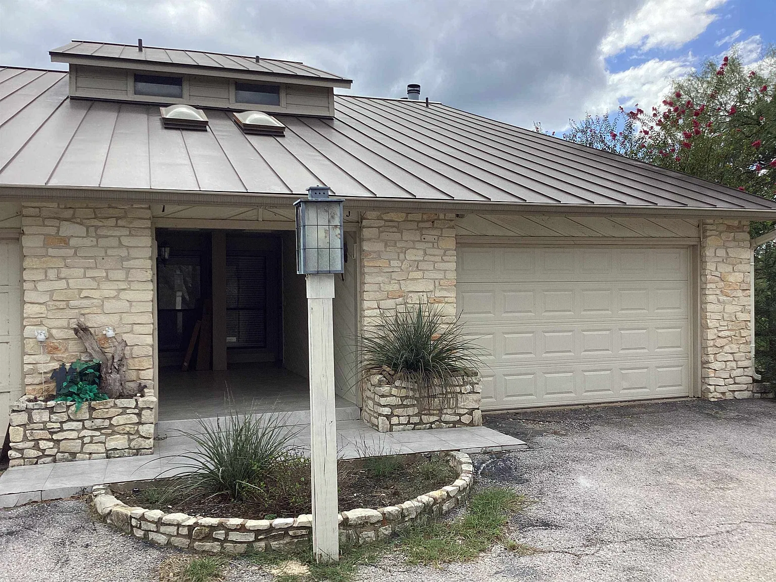 2 bed, 2.5 bath, 1408 sqft, $2,300 — Photo 1