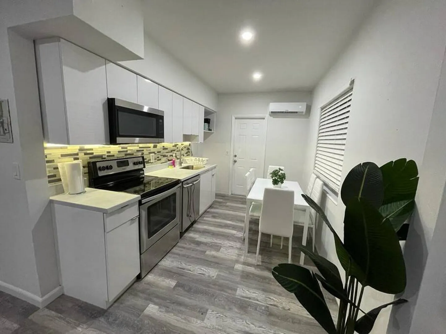 Charming 2 bed/2 bath apt w/patio & parking — Photo 2