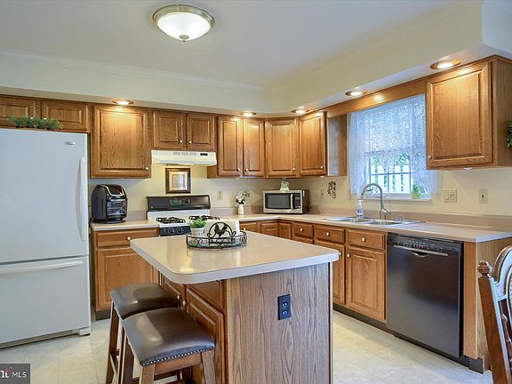 4th image of 23 Nottingham Dr