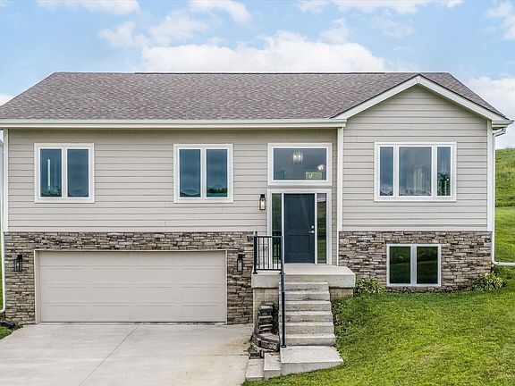 3rd image of 105 Bluegrass Ln
