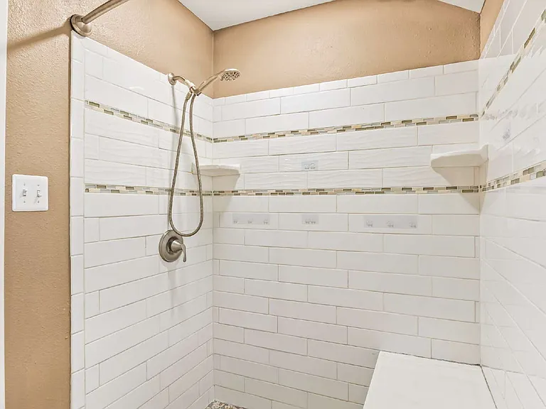 5801 Royal Ridge Dr — Photo 14