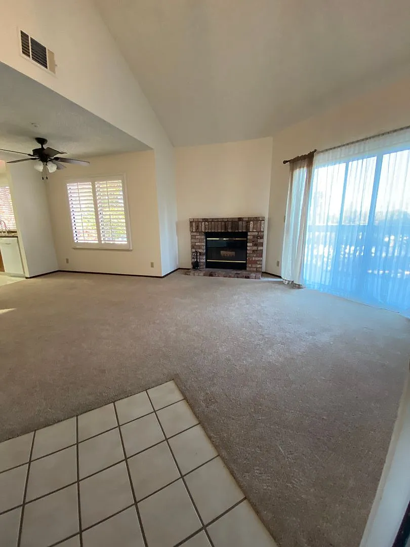 Pleasanton 1 Bed, 1 Bath, Townhouse upstairs unit, Kitchen w/Granite Counters, Close to Downtown! — Photo 4