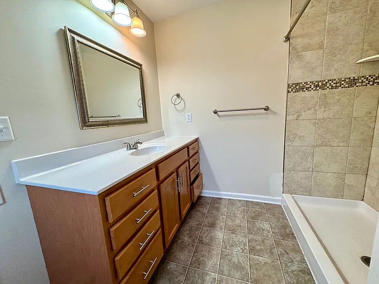 195 Moul Ave - Owner's Suite Full Bathroom w/ Low Entry Shower