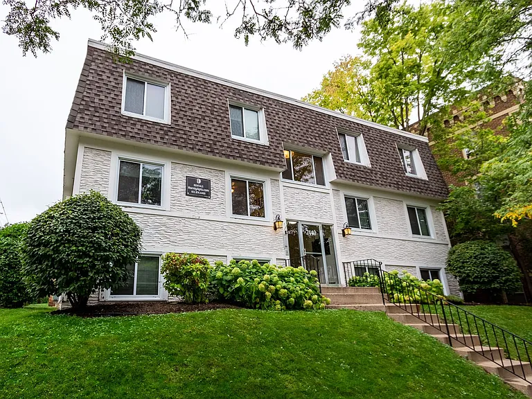 2440 Dupont Ave S — Photo 5