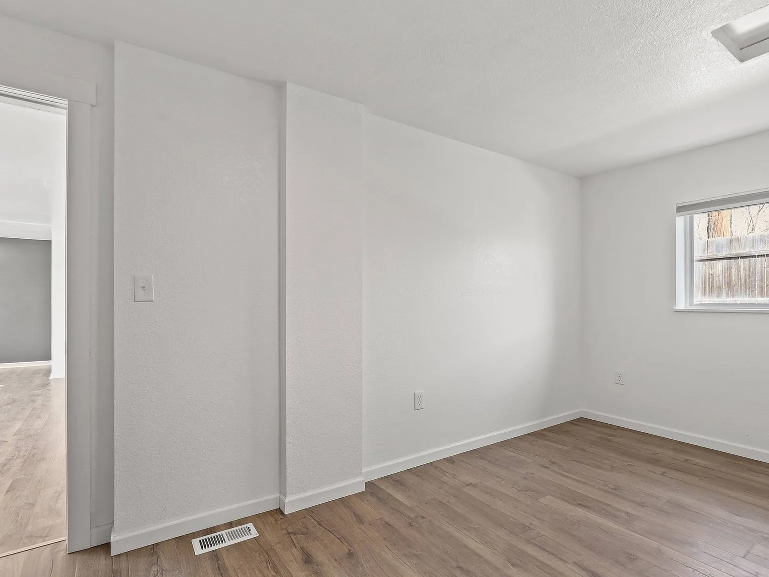 1, 2, and 3 Bed Townhome Style Homes Close to Sloan's Lake, Panorama Park!! — Photo 4