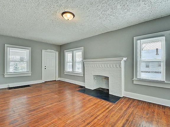 2nd image of 220 E 29th St