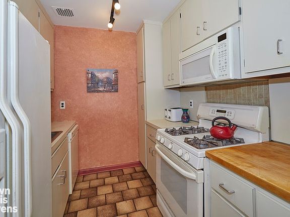 3rd image of 170 W 76th St