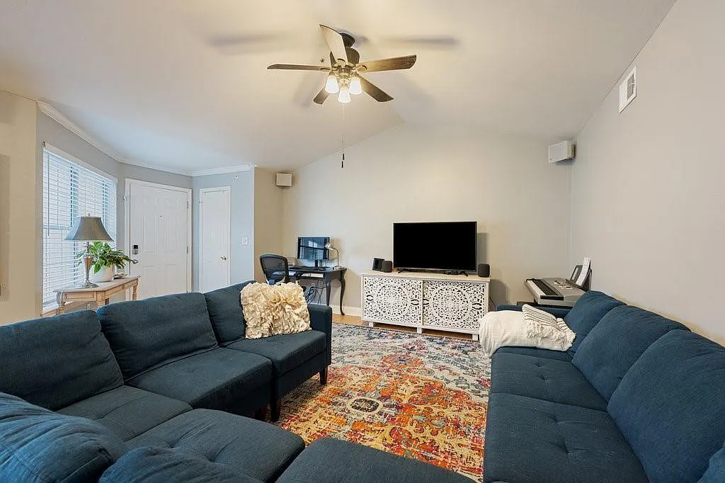 2 bed, 2.0 bath, 1040 sqft, $2,400 — Photo 1