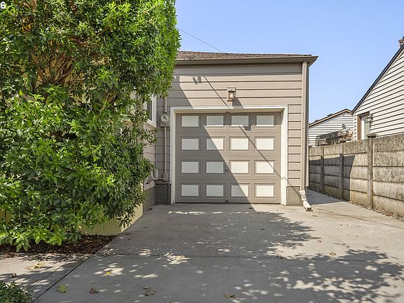 3rd image of 3829 NE 73rd Ave