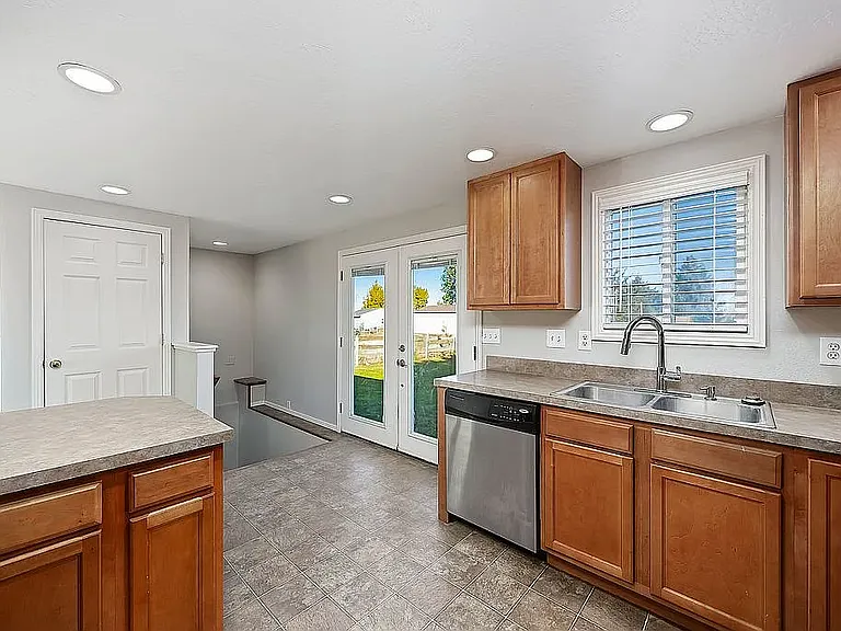710 Taylor St W — Photo 11