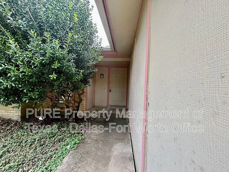 3 bed, 2.0 bath, 1308 sqft, $1,900 — Photo 3