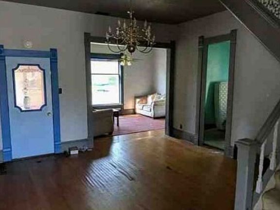 2nd image of 1106 Pike St