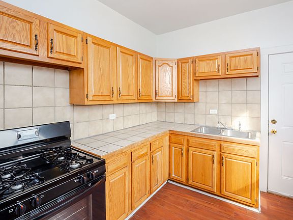 3rd image of 5152 S King Dr #51683