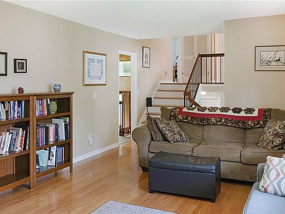 4th image of 210 Ardsley Dr
