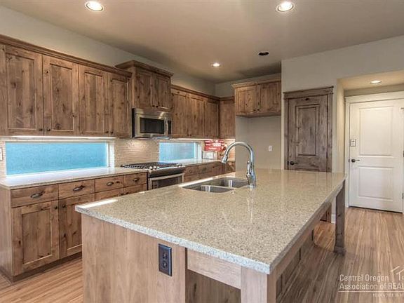 5th image of 60362 SE Hedgewood Ln