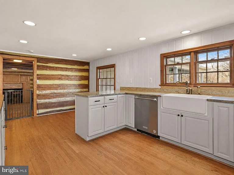 326 Walker Rd — Photo 2