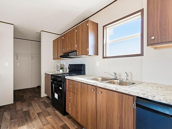 3rd image of 5 Meadowlake Cir