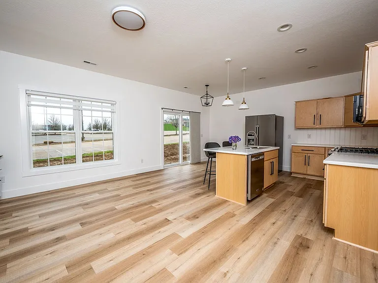 2046 Noble Dr — Photo 19