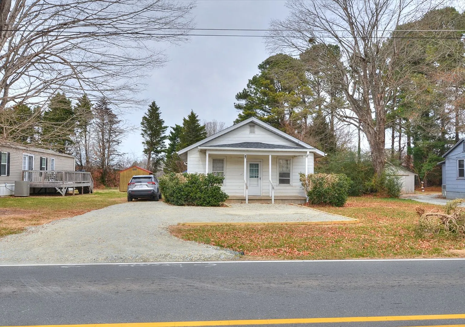 Updated 4-Bed House with Fenced Yard in Efland! — Photo 2