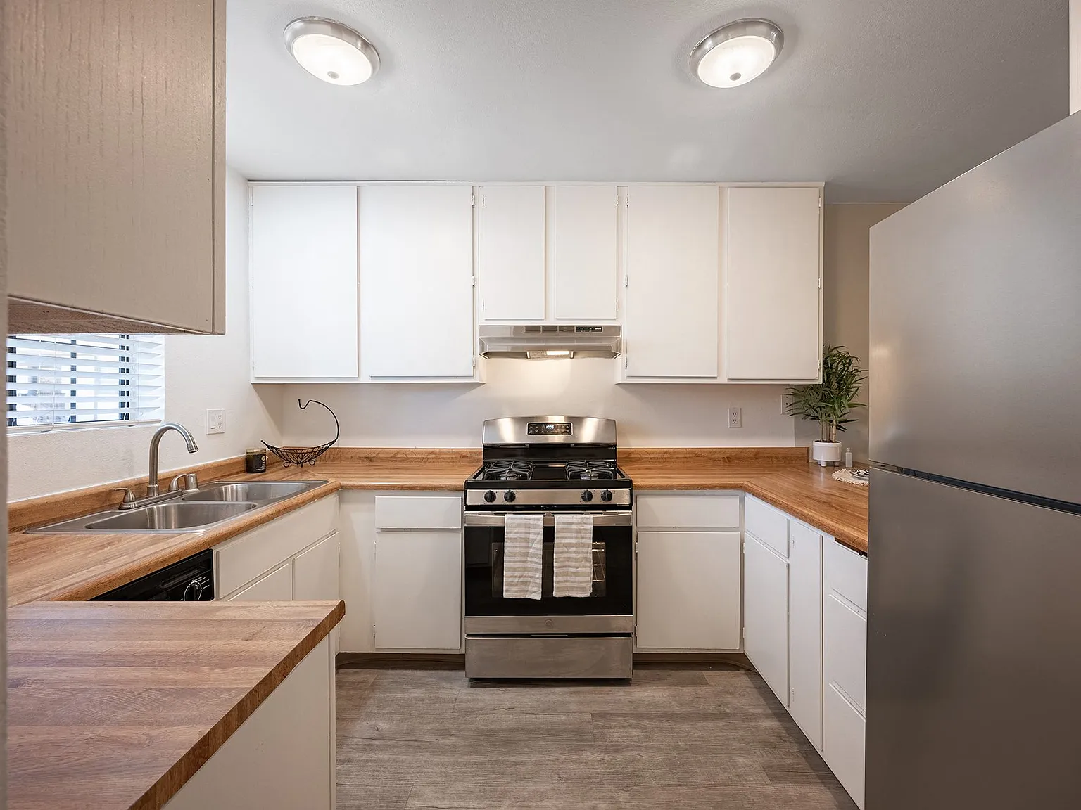 Oak Park Apartments — Photo 3
