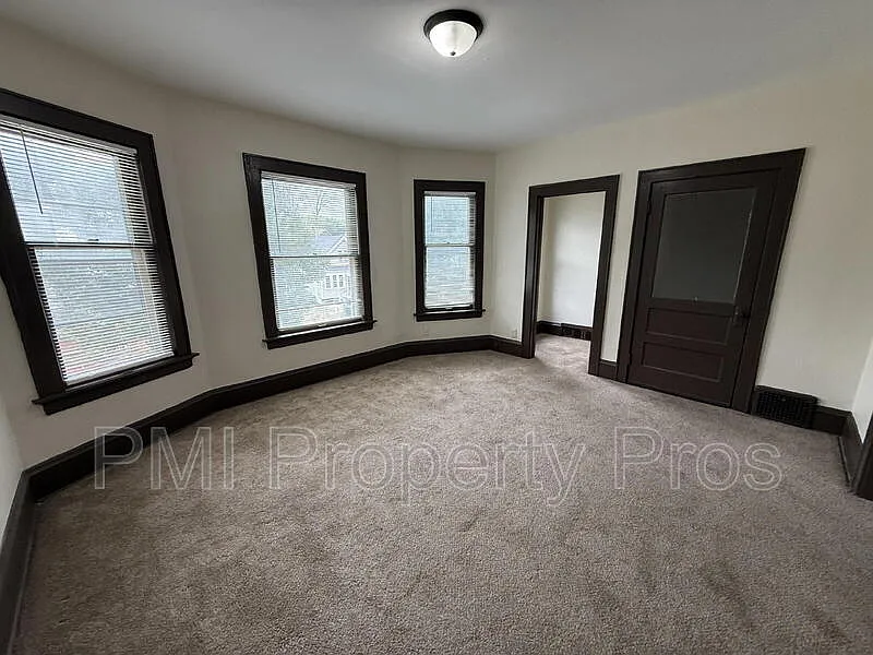 2 bed, 1.0 bath, 1037 sqft, $1,050 — Photo 4