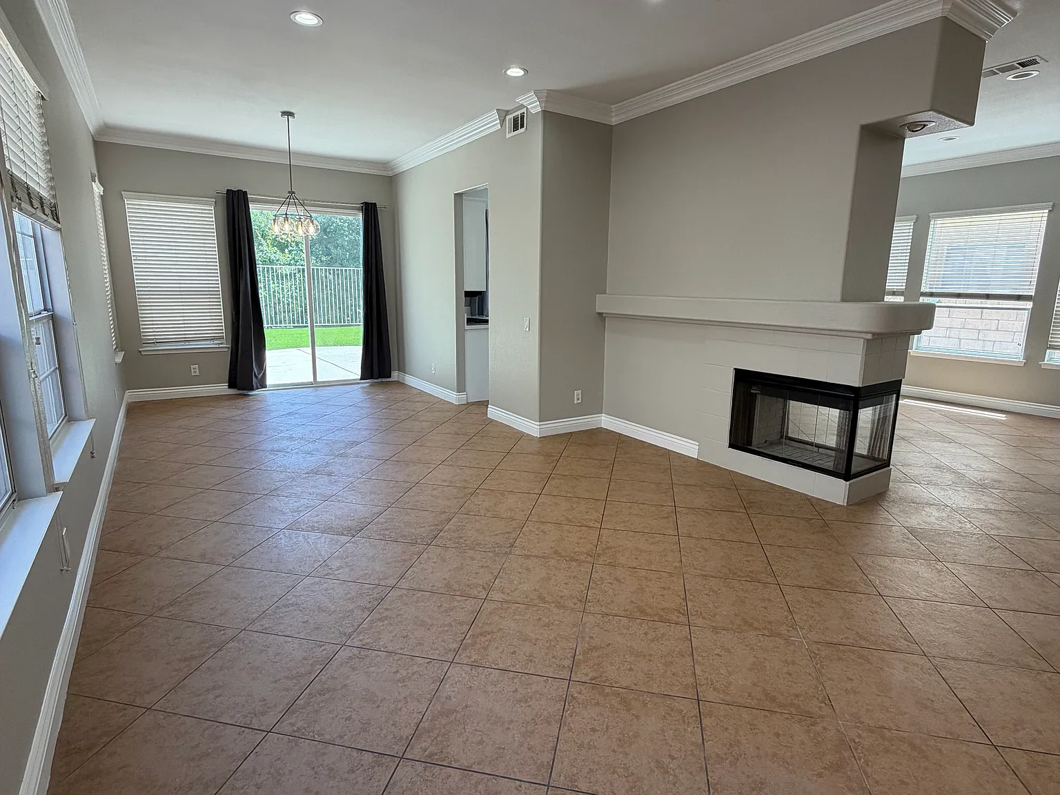 3 bed, 2.5 bath, 1966 sqft, $4,195 — Photo 2