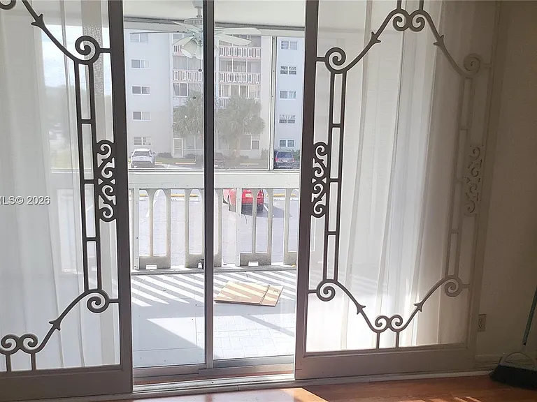 1001 NE 14th Ave #201 — Photo 13