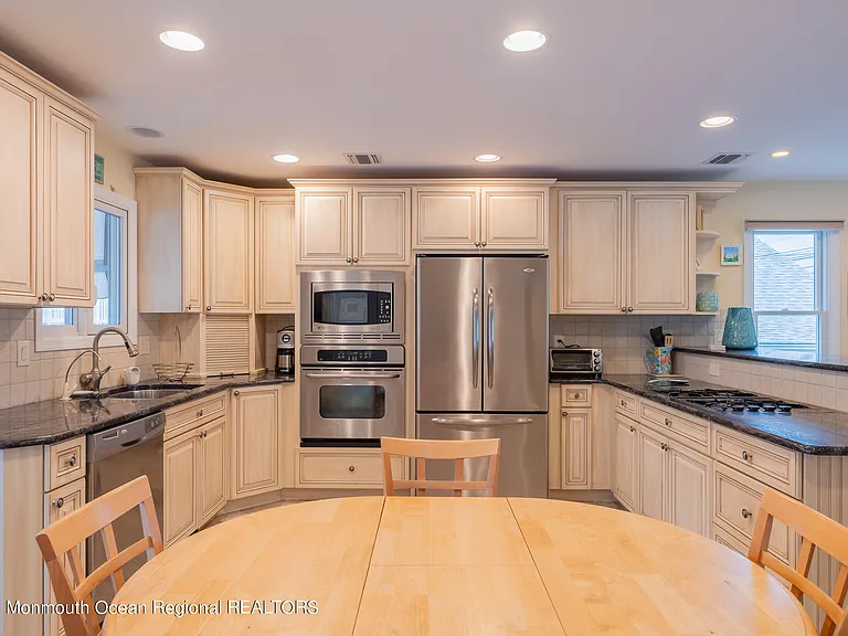 219 3rd Ave — Photo 6