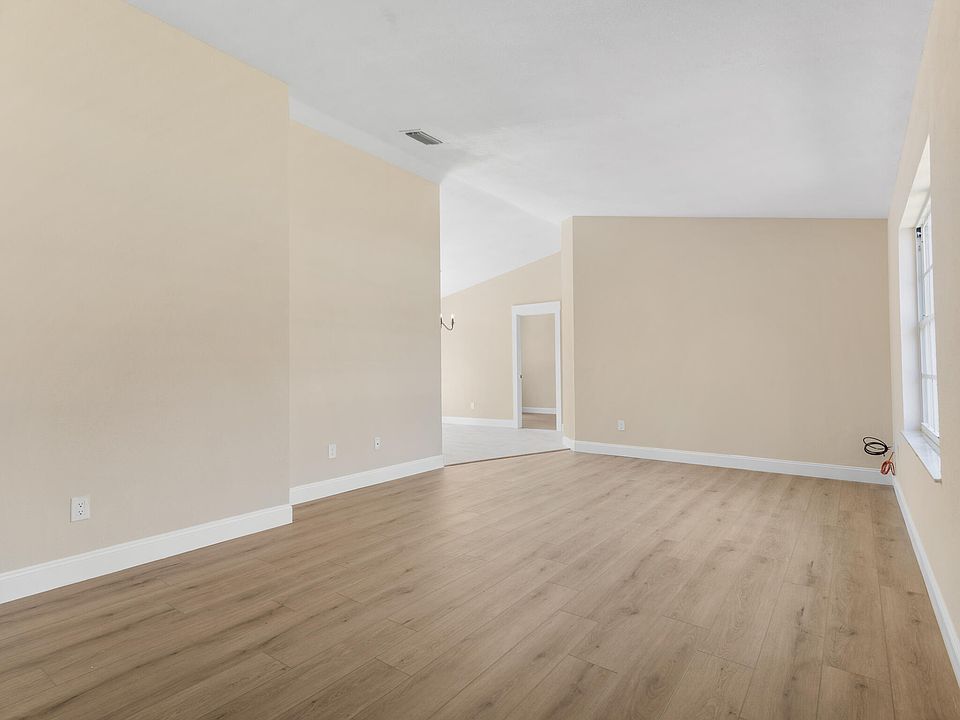 1st image of 466 SW Dauphin Avenue