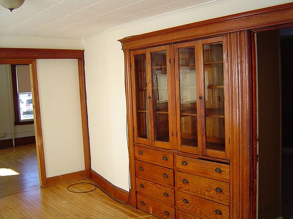 Built-in Shelving/Drawers