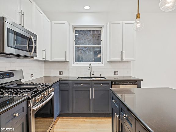2nd image of 867 N Hermitage Ave #1