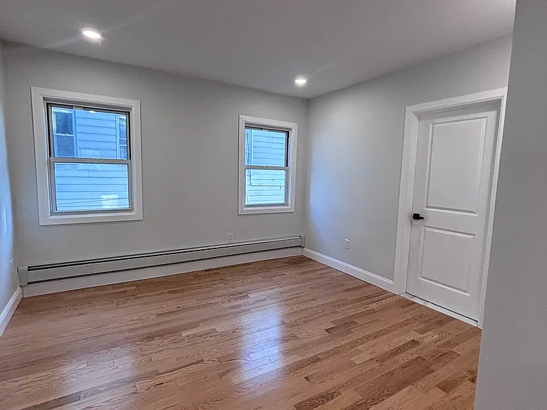 546-550 E 25th St #2 — Photo 6
