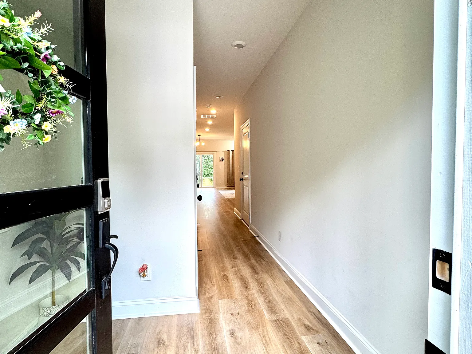 3 bed, 2.5 bath, 1700 sqft, $2,500 — Photo 3