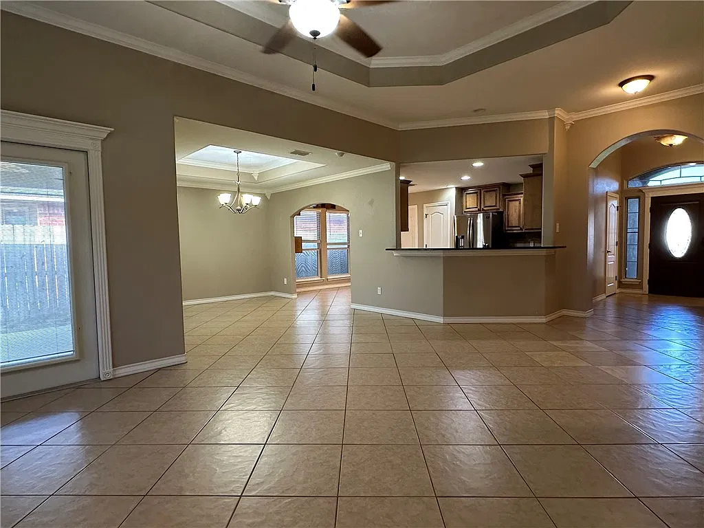 3 bed, 2.0 bath, 1947 sqft, $2,050 — Photo 4