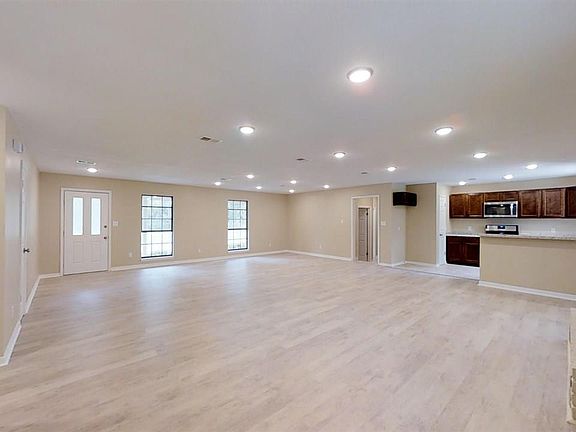 3rd image of 1446 Darby Ln