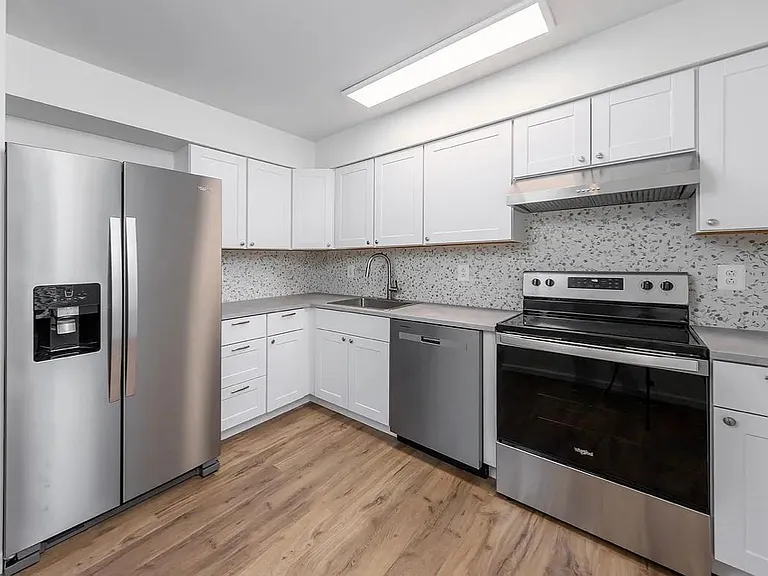 503 Bromley Est — Photo 2