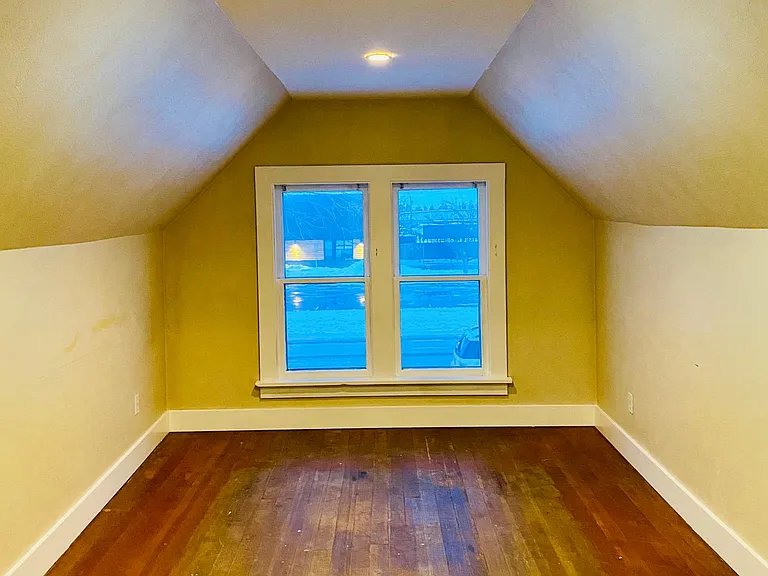 821 S 3rd St W #UPSTAIRS — Photo 7