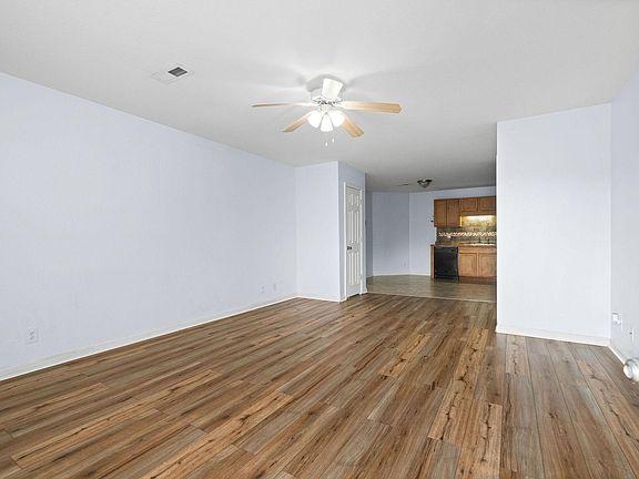 4th image of 504 Luxury Dr APT B