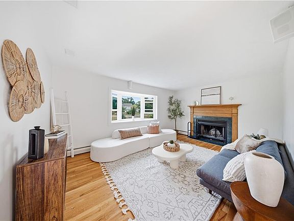 5th image of 7 Fox Ridge Dr
