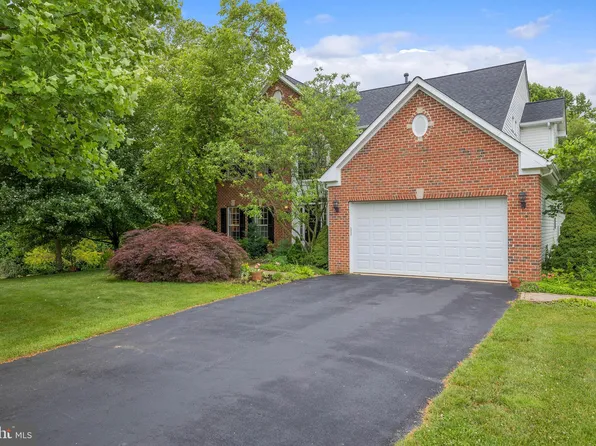 9 Brae Burn Cir, West Grove, PA 19390