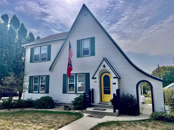 207 Leif Erikson Dr, Decorah, IA 52101