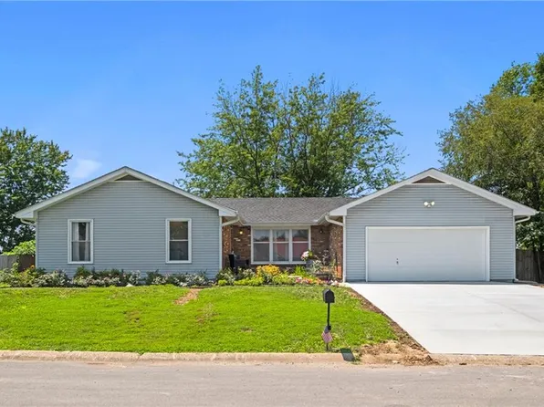 115 Ridgeway Dr, Wood Heights, MO 64024